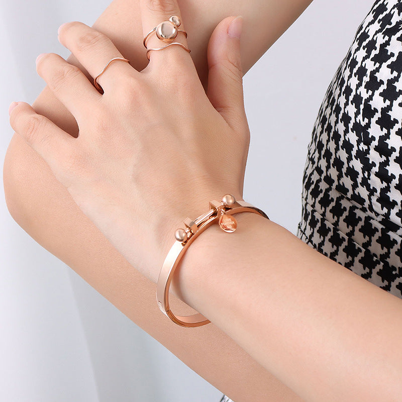 Pulsera LOVE Grabada - Pulseras BATÀ (dorado, grabado, minimalista) - foto 5
